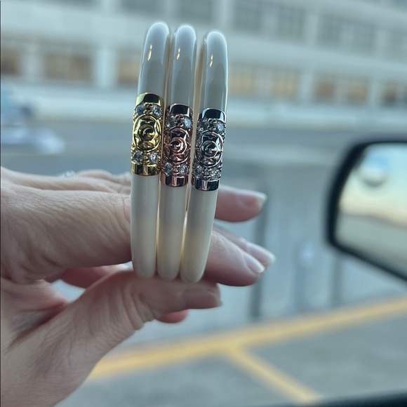 Budha Girl
Size small
Ivory 3 Kings all weather bangles - Picture 2 of 6